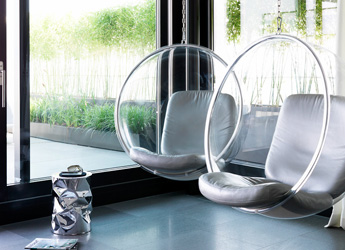 Lounge mit Sessel „Bubble Chair“ und Hängeleuchte „Mercury“