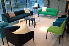 Arper zeigt Sofas und Sessel in Blau- und Grüntönen