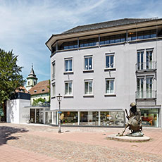 Der helle und moderne Bau in der Innenstadt von Waldshut.