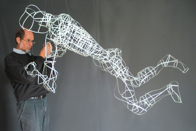 Dr. Bernd Salfner arbeitet einer Skulptur aus Papier